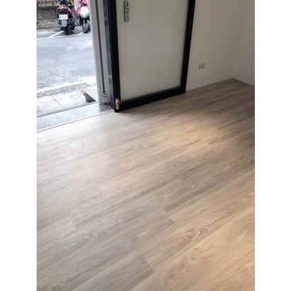 板橋龍安街店面SPC石塑地板-8001灰白杉.jpg